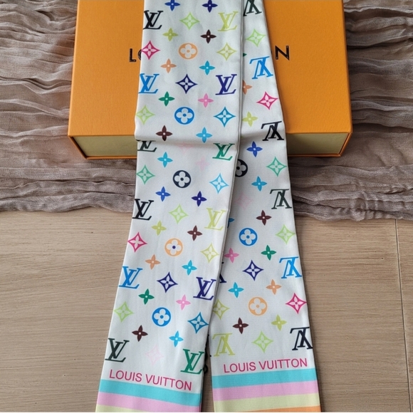 Louis Vuitton Murakami Monogram Scarf #M78125 - Picture 6 of 11